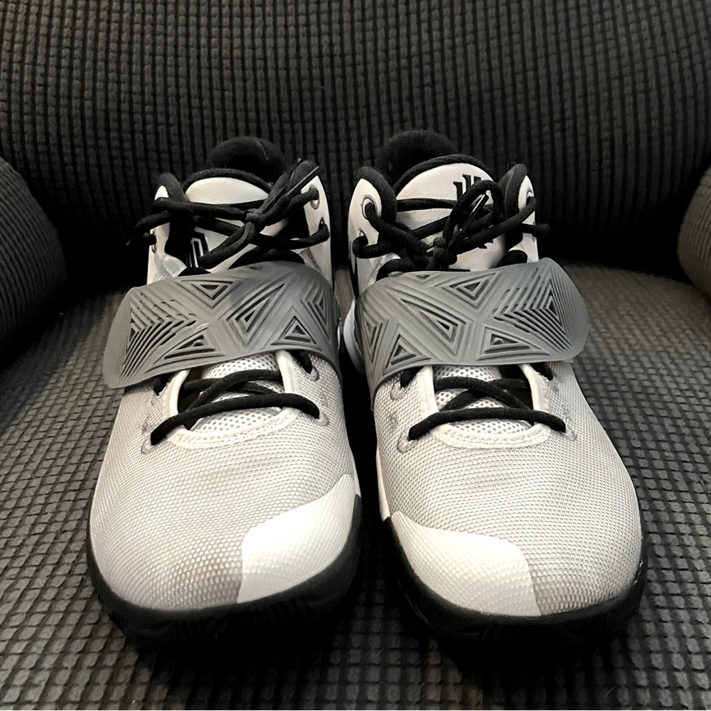 RARE Kyrie Irving Nike Flytrap 3 EP 'White Cool Grey' - Picture 6 of 7